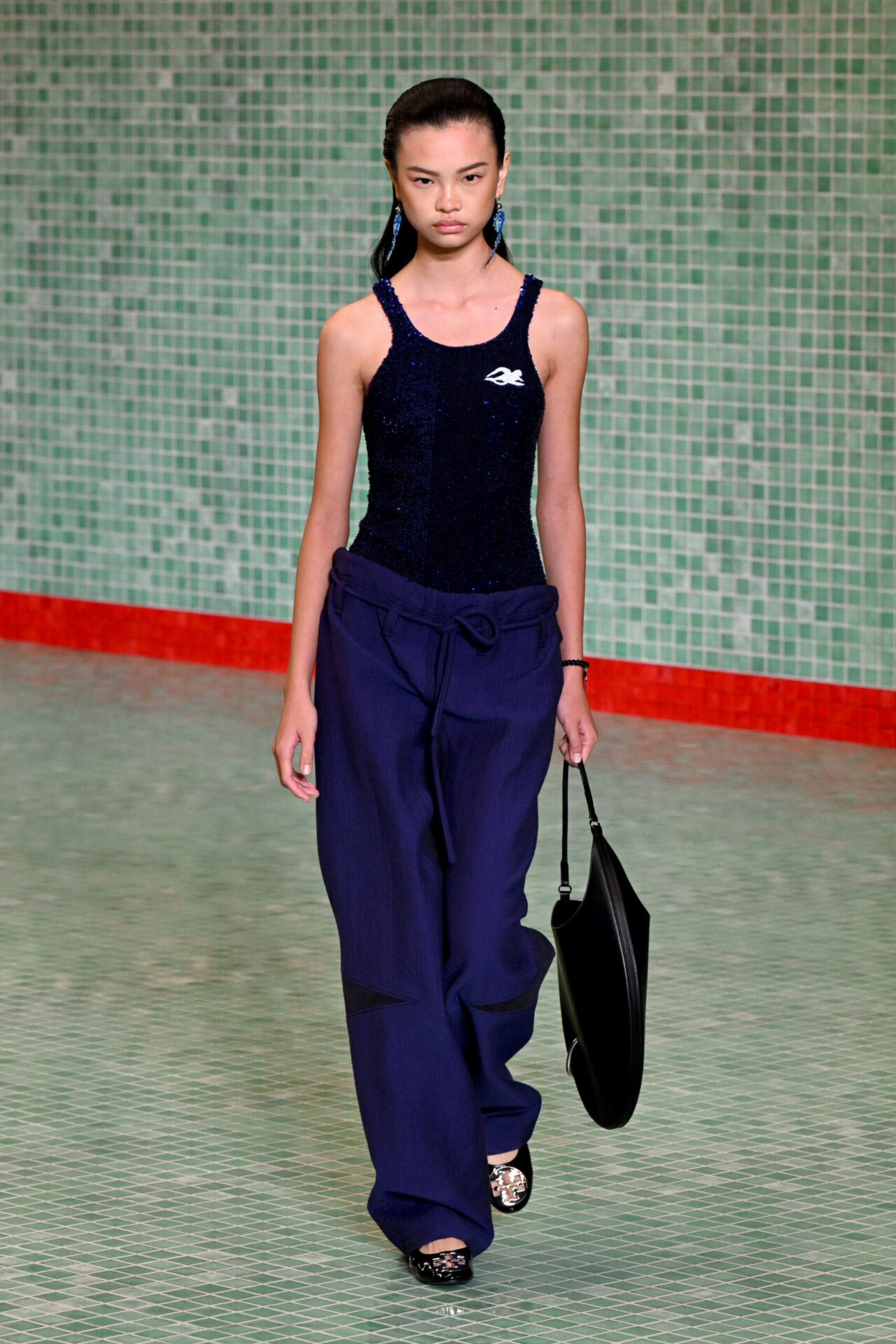 BROOKLYN, NEW YORK - SEPTEMBER 09: A model walks the runway for Tory Burch Spring/Summer 2025 during New York Fashion Week at Skylight at the Refinery on September 09, 2024 in Brooklyn, New York. (Photo by Slaven Vlasic/Getty Images for Tory Burch)